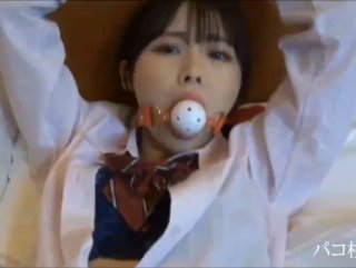 8-24新流出稀有投影房偷拍返校的学生情侣反差婊眼镜学妹穿上情趣内衣两个奶子很惹火